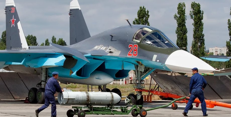 Російський винищувач-бомбардувальник Су-34 літак Су-34 на аеродромі РФ