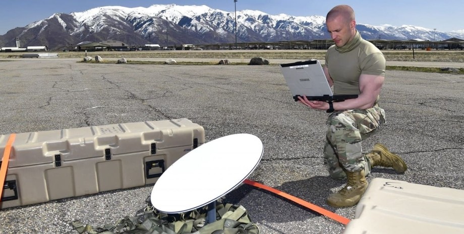 Starlink, супутниковий інтернет, супутникова тарілка, ВПС США, військовий, солдат