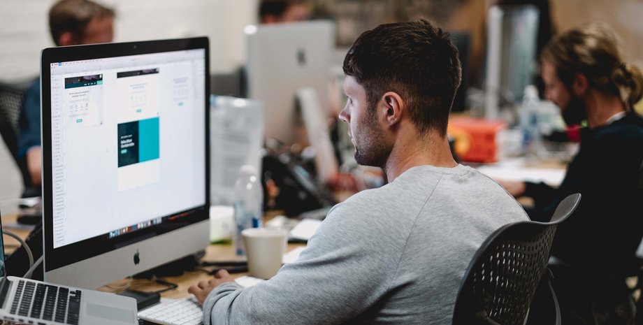 Айтішники, чоловіки за компʼютерами