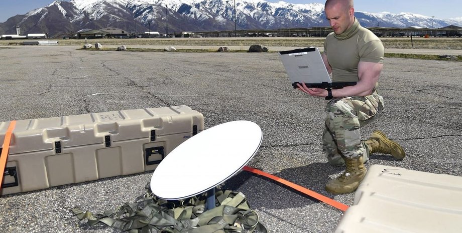 Starlink, супутниковий інтернет, супутникова тарілка, ВПС США, військовий, солдат