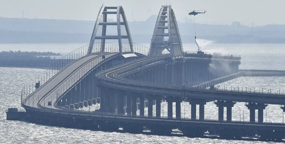 Gli invasori russi coprono il ponte Crimea con speciali barriere bono fatte di c...