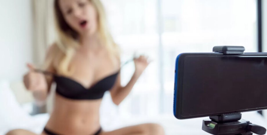 Девушка раздевается перед камерой