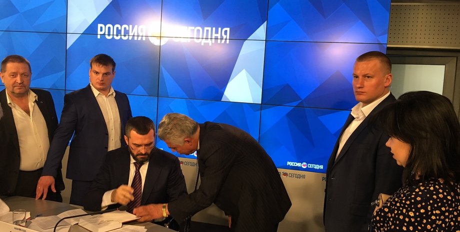 Захарченко презентовал книгу / Фото: УНИАН