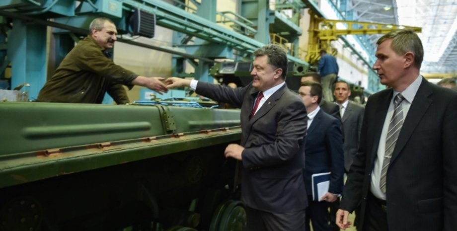 Петр Порошенко на Харьковском бронетанковом заводе / Фото: пресс-служба президента