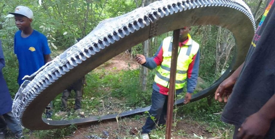 космічне кільце, космічний об'єкт, металеве кільце, село в Кенії, Мукуку, металеве кільце