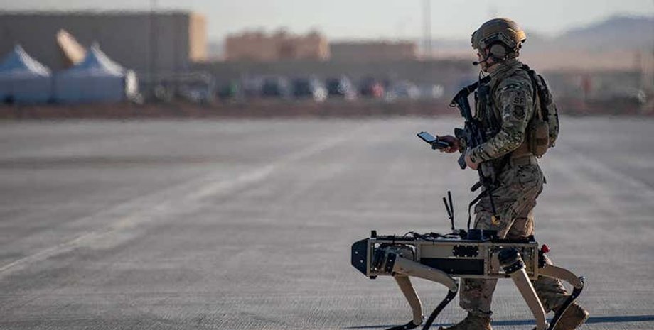 солдат, робот-пісок, робот-собака, військовий