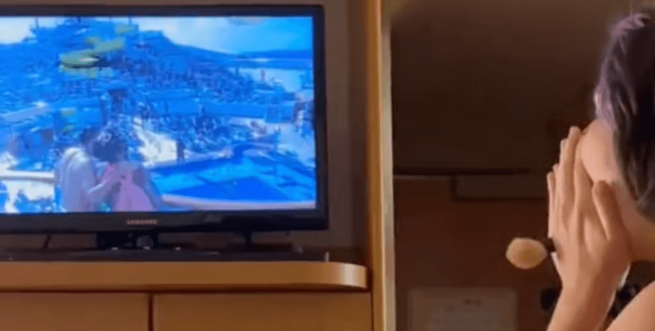 Девушка, телевизор, соцсети, TikTok, измена, камера,