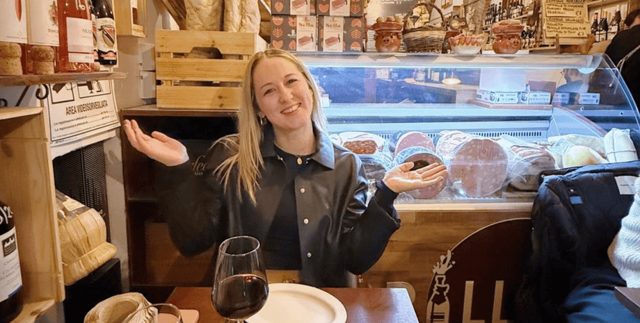 Клара Хоган в Италии