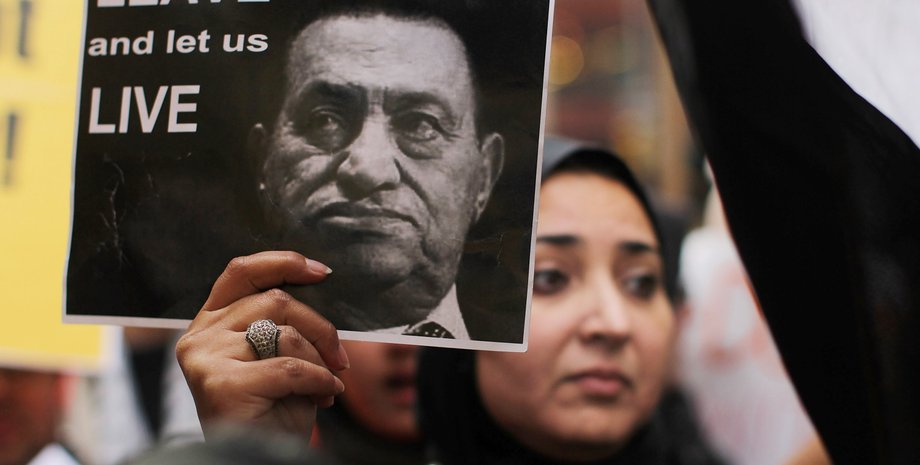 Демонстрант с портретом Хосни Мубарака / Фото: Getty Images