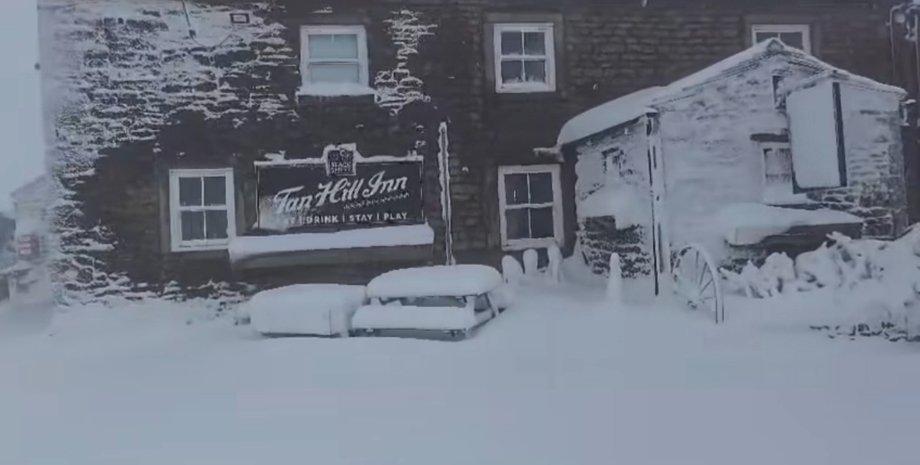 Непогода в Британии, непогода, снег, снежная буря, паб, отель, паб отель, пиво, снеговик, туризм, туристы
