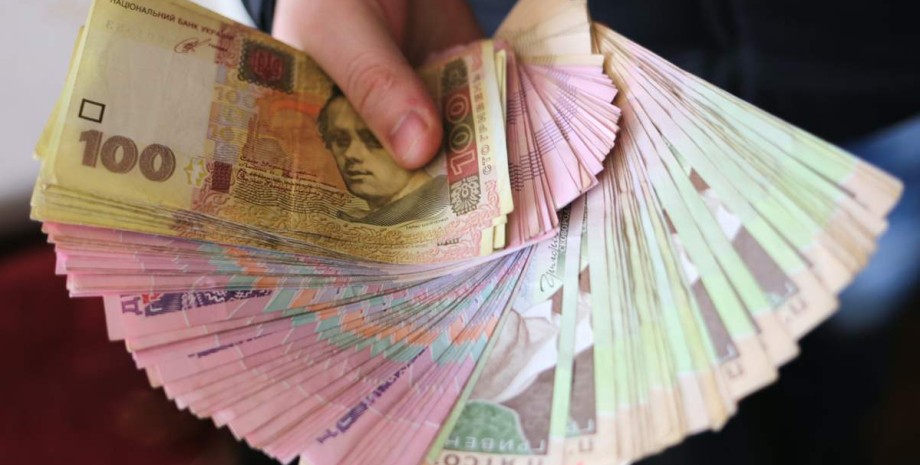 Гроші Чоловік тримає гроші у готівці