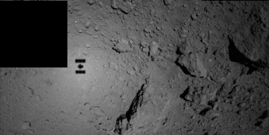 Тень Хаябусы-2 на поверхности астероида Рюгу, 21 сентября 2018 года .JAXA