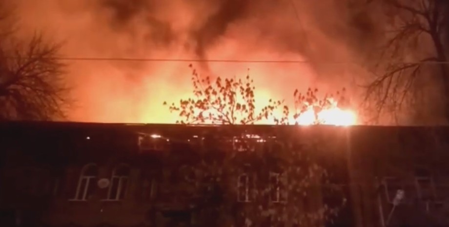 У МНС Росії заявили, що до гасіння пожежі довелося залучити 160 осіб та 54 одини...