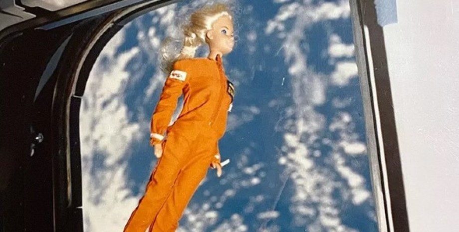 кукла Барби, космос