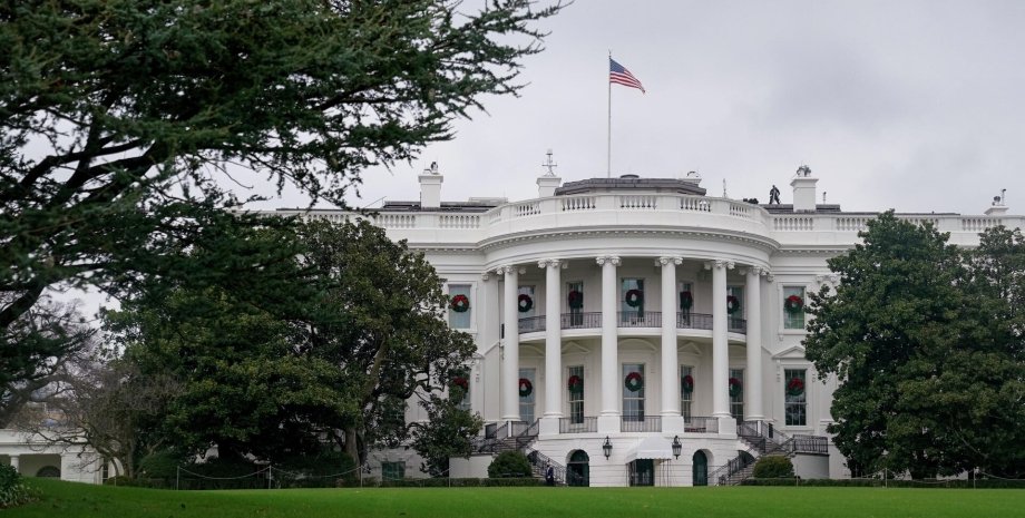 Чоловік спалив прапор США біля Білого дому Білий дім