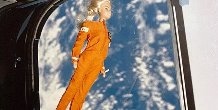 кукла Барби, космос