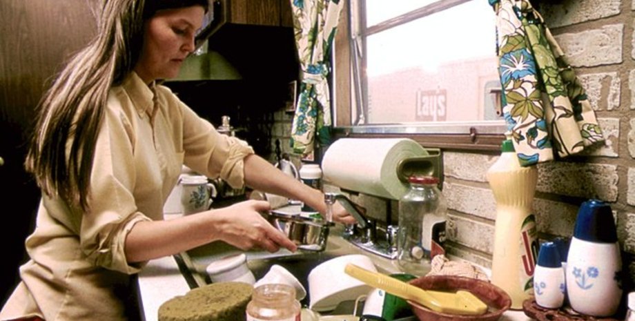 Домохозяйка, сливное отверстие, кухня, монстр, инопланетное существо, посуда, раковина, крошечные щупальца, труба, соцсети