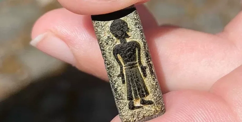 знахідка, археологія, історія, розкопки, Фальстерська археологічна знахідка, Артефакти епохи вікінгів, Старовинні золоті марки, Данські історичні артефакти, вікінги, Скандинавська археологія, Реліквії епохи до вікінгів, Скандинавські золоті монети