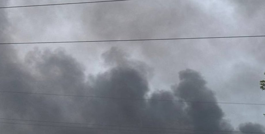 Удар ЗС РФ по Дніпру 5 травня — ворог вдарив по місцевому підприємству — фото Дим над Дніпром після удару ЗС РФ 5 травня