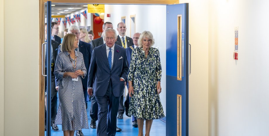 Король Чарльз III и королева Камилла, национальная служба здравоохранения, больница в Эдинбурге, королевская семья
