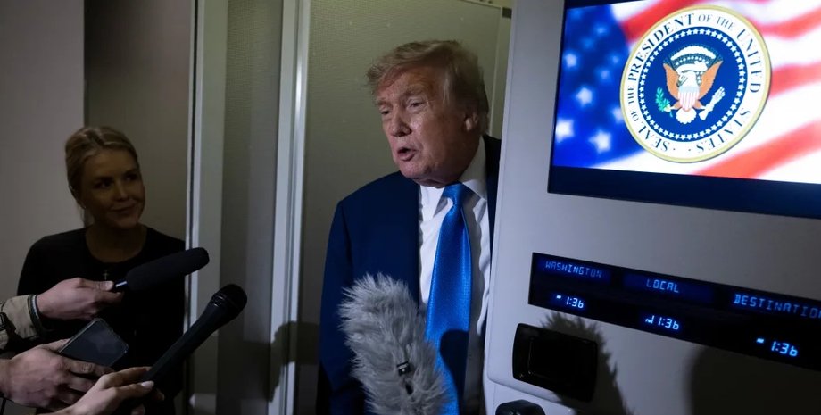 Дональд Трамп в самолете
