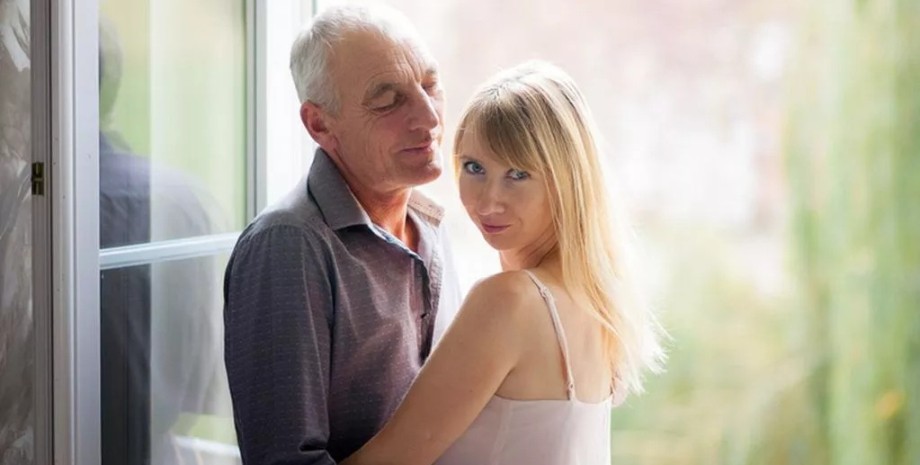 Пожилой мужчина и женщина Пожилой мужчина и женщина