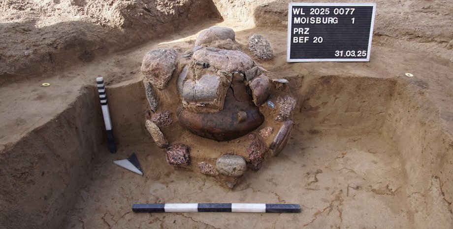 находка урна раскопки археология археология камни артефакт