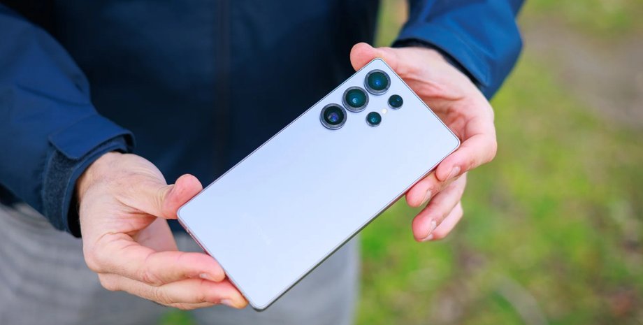 Чоловік тримає смартфон Samsung Galaxy S25 Ultra