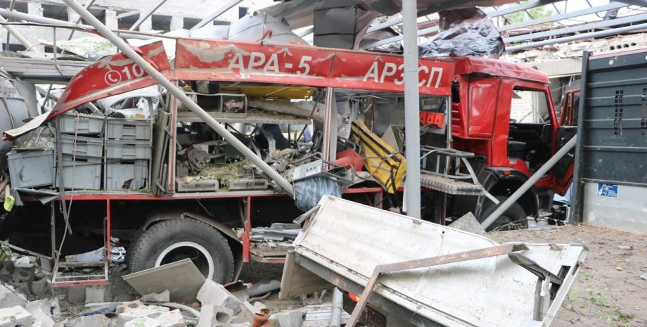 Il bombardamento ha distrutto 3 edifici e distrutto più di 20 pezzi di equipaggi...