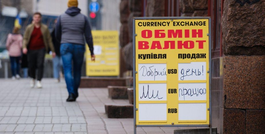 Гривна в сентябре продолжила укрепляться относительно доллара США