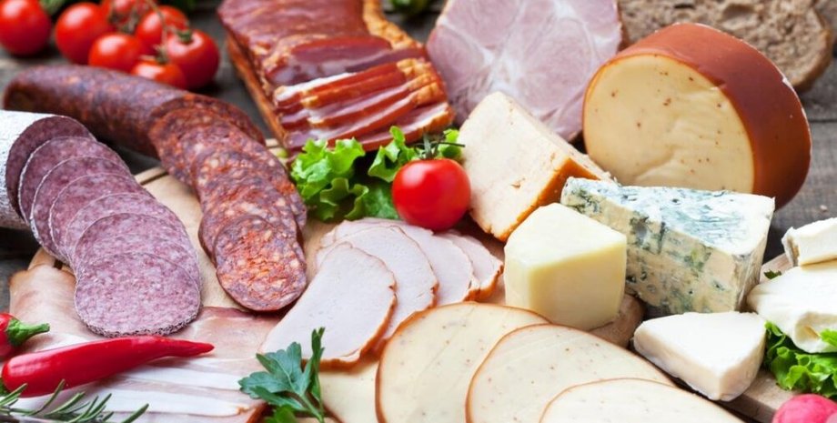 Стіл, на якому різні види ковбаси та сиру