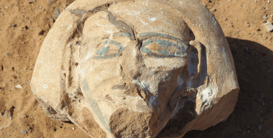 расписная голова, земля, песок, фото