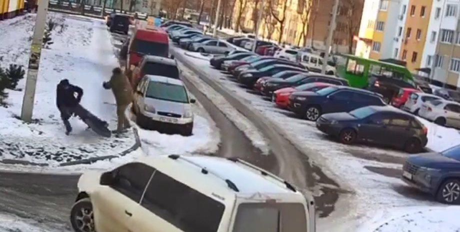 Інцидент в ТЦК, ТЦК Харків 25 лютого, ТЦК велосипедист, сварка з ТЦК, конфлікт з ТЦК, мобілізація ТЦК, ТЦК і СЗЧ