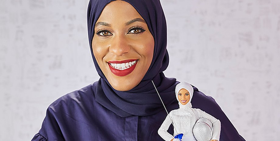 Ибтихадж Мухаммад с куклой / Фото: Mattel