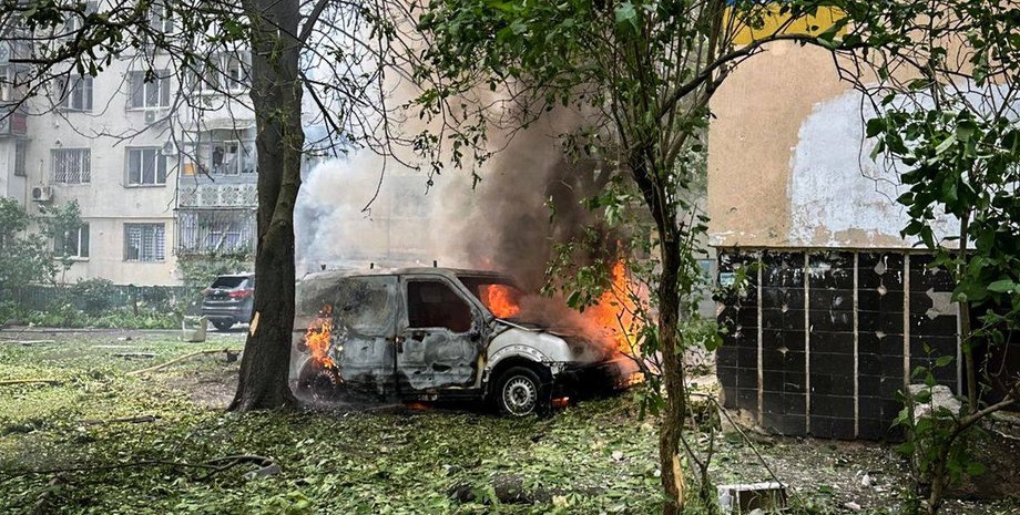 наслідки російської атаки горить авто