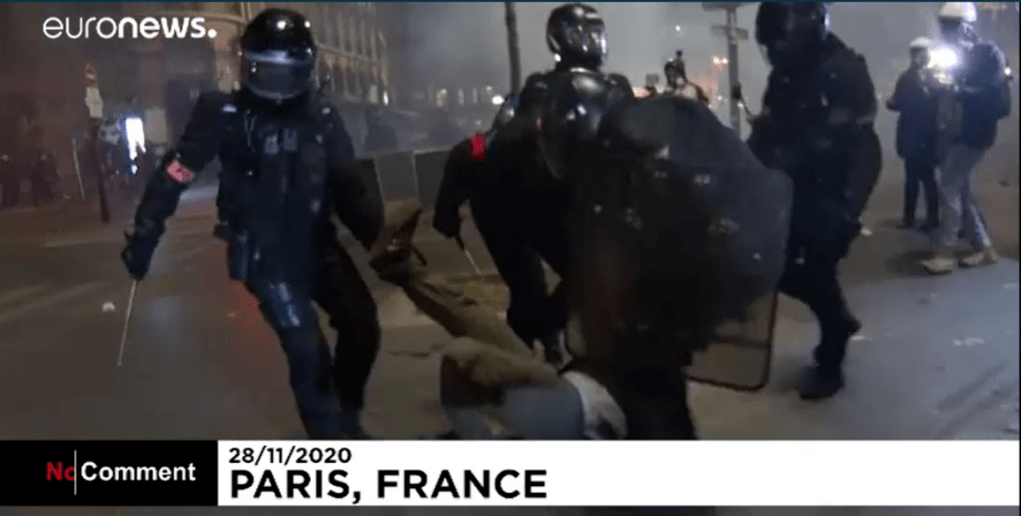 полицейские дубинки задержание франция протесты