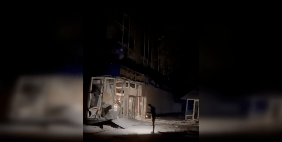 Последствия обстрела Херсона Обстрел Херсона, обстрел Херсон, попали в ТЦ, поврежден ТЦ