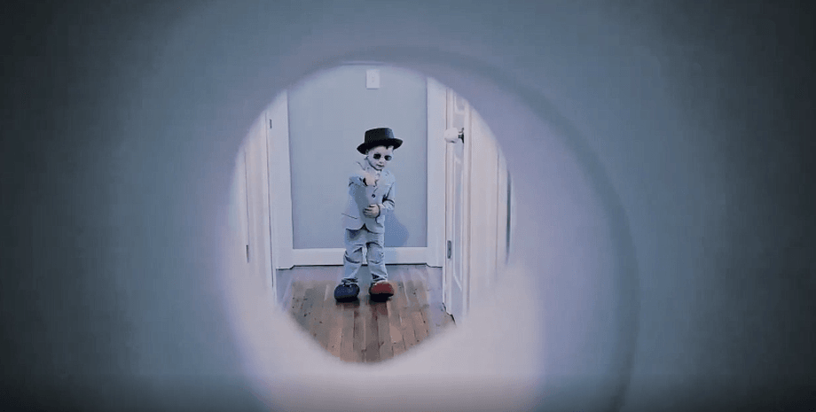 Успіх з нульовим бюджетом: батько і син зняли вірусну пародію на Джеймса Бонда (відео)