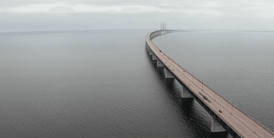 Зникає та з'являється: що відомо про найвідоміший міст, яка з'єднує дві країни