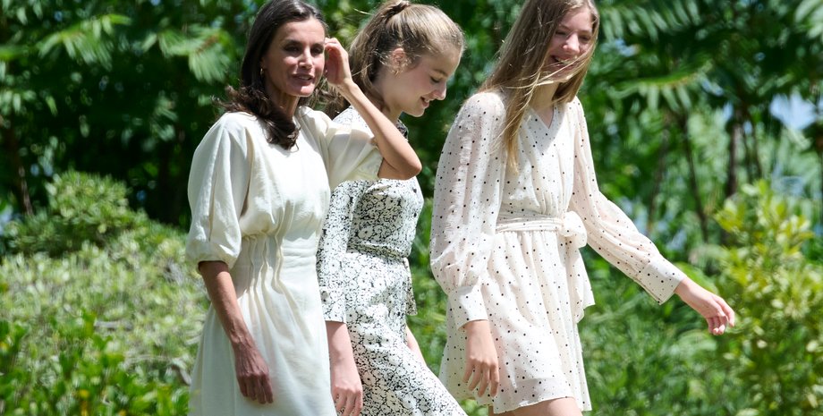 королем Филипп VI, королева летиция, принцесса леонор, принцесса софия, королева испании, летний образ, модный образ