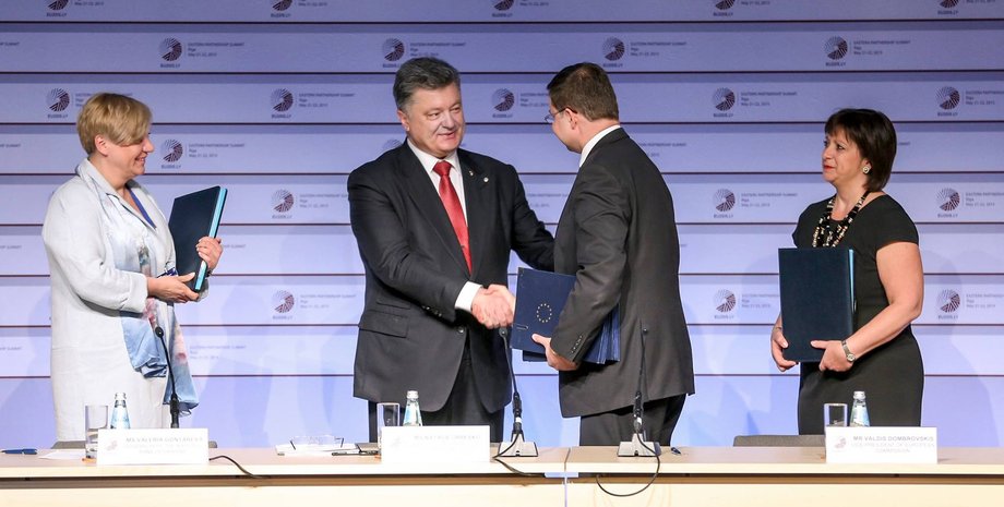 Порошенко на церемонии подписания / Фото пресс-службы президента