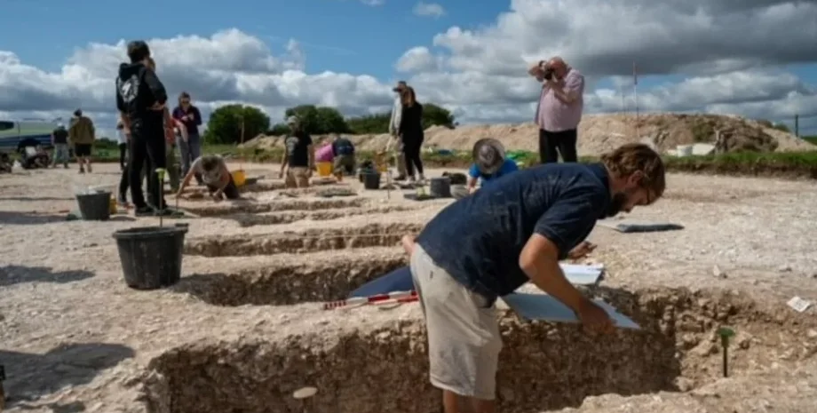 англосаксонское кладбище, археология, раскопки, находка, военный полигон, Военные ветераны, Курган эпохи ранней бронзы, неолит, Археологические находки, римские монеты, захоронение