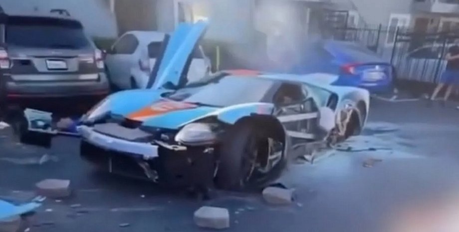 розбитий Ford GT