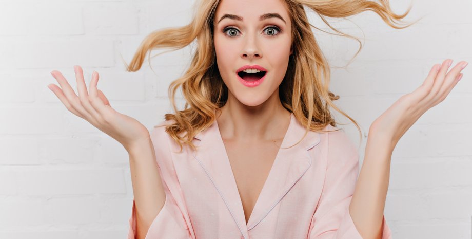 Дівчина в піжамі