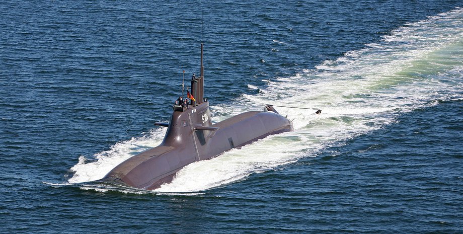 Підводний човен у морі на поверхні