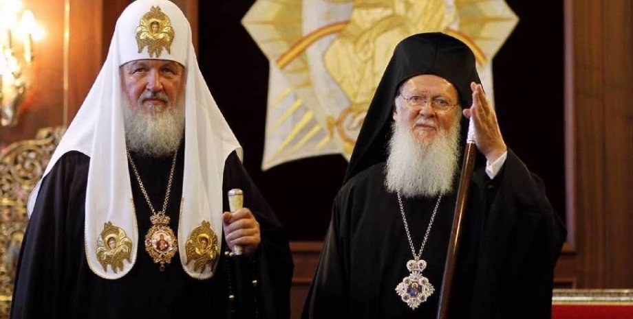 Патриарх Кирилл (слева) и патриарх Варфоломей / Фото: romfea.gr