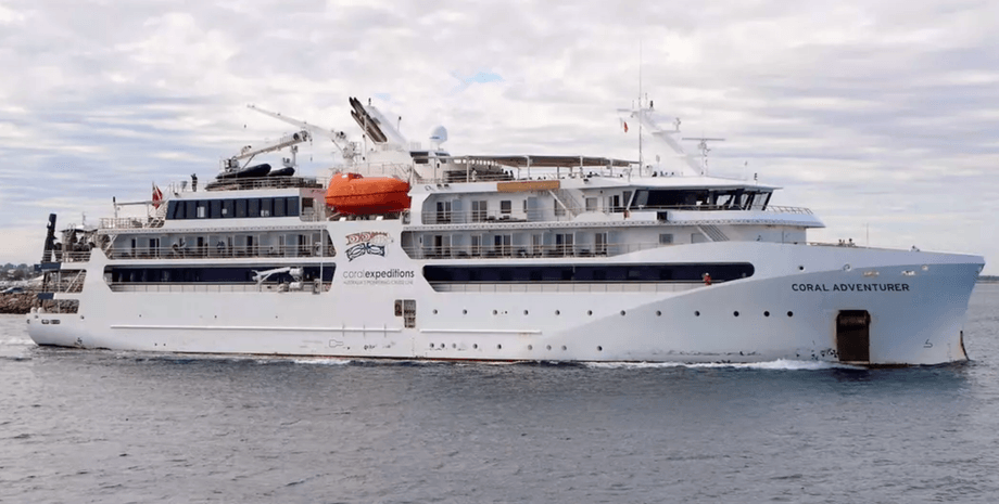 Круизный лайнер Coral Adventurer в открытом море во время рейса у берегов Папуа–Новой Гвинеи