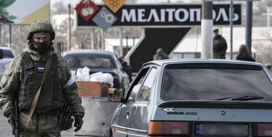 Російський солдат на блокпосту в Мелітополі, блокпост у Василівці перекрили, росіяни не випускають із Мелітополя