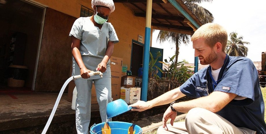 Работа с вирусом Эбола / Фото: news.nur.kz