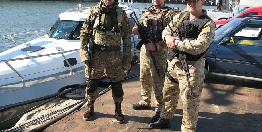 Руководители Мариупольского погранотряда после возвращения с боевого дежурства на UMC-1000 / Фото: Дмитрий Синяк